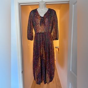 This is an adorable Maxi pant dress. Great condition